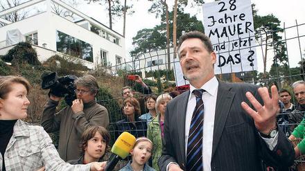Gibt sich kämpferisch: Oberbürgermeister Jann Jakobs (SPD) will mit Beseitigungsanordnungen die neuen Sperren am Groß Glienicker See entfernen lassen. Das erklärte er gegen bei einer spontanen Demo gegen die neu errichteten Zäune. Bei dem Protest gelangten etliche Teilnehmer auch auf die nun gesperrten Grundstücke.
