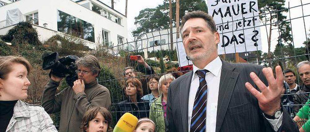 Gibt sich kämpferisch: Oberbürgermeister Jann Jakobs (SPD) will mit Beseitigungsanordnungen die neuen Sperren am Groß Glienicker See entfernen lassen. Das erklärte er gegen bei einer spontanen Demo gegen die neu errichteten Zäune. Bei dem Protest gelangten etliche Teilnehmer auch auf die nun gesperrten Grundstücke.