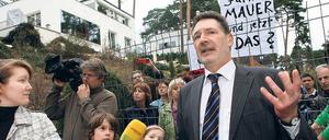 Gibt sich kämpferisch: Oberbürgermeister Jann Jakobs (SPD) will mit Beseitigungsanordnungen die neuen Sperren am Groß Glienicker See entfernen lassen. Das erklärte er gegen bei einer spontanen Demo gegen die neu errichteten Zäune. Bei dem Protest gelangten etliche Teilnehmer auch auf die nun gesperrten Grundstücke.