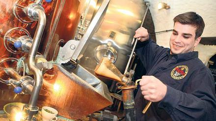 Clemens Salow ist einer der Brauer und Mälzer im Krongut Bornstedt. Dort wird der traditionelle Bornstedter Büffel gebraut.