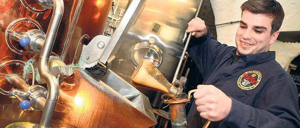 Clemens Salow ist einer der Brauer und Mälzer im Krongut Bornstedt. Dort wird der traditionelle Bornstedter Büffel gebraut.