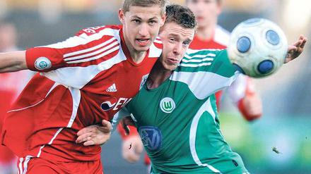 Harter Kampf. Der SV Babelsberg 03 und die Wolfsburger hier Nicolas Hebisch (l.) gegen Maximilian Ahlschwede schenkten sich zwar nichts, Tore blieben jedoch aus.