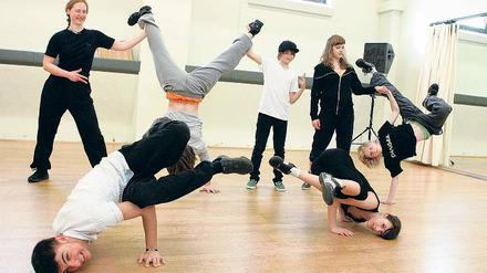 Breakdance. Junge Teilnehmer des Tanztheaterstücks Macht und Ohnmacht gestern bei der Probe. Premiere feiert die Produktion am 15. April um 20 Uhr im T-Werk in der Schiffbauergasse. Karten sind noch erhältlich.