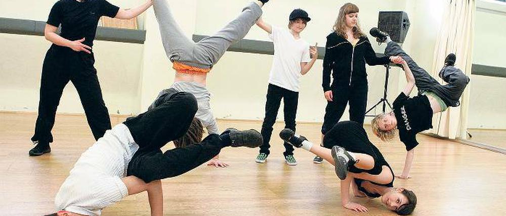 Breakdance. Junge Teilnehmer des Tanztheaterstücks Macht und Ohnmacht gestern bei der Probe. Premiere feiert die Produktion am 15. April um 20 Uhr im T-Werk in der Schiffbauergasse. Karten sind noch erhältlich.