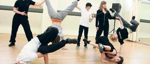 Breakdance. Junge Teilnehmer des Tanztheaterstücks Macht und Ohnmacht gestern bei der Probe. Premiere feiert die Produktion am 15. April um 20 Uhr im T-Werk in der Schiffbauergasse. Karten sind noch erhältlich.