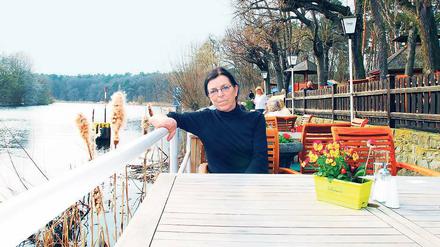 Bitte mit Seeblick. Seit den frühen 80er Jahren war Stephanie Schade Chefin im Loretta am Wannsee, im vorigen Herbst war Schluss. Nun bedient sie die Ausflugsgäste am Teltowkanal.