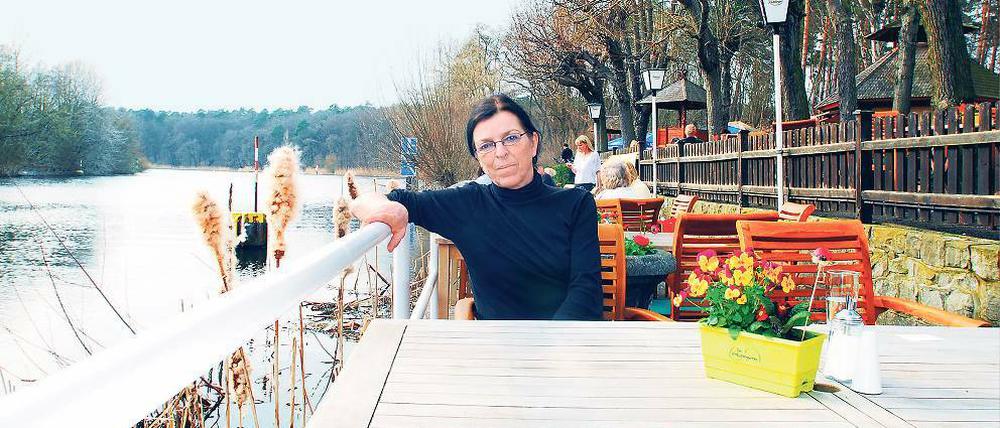 Bitte mit Seeblick. Seit den frühen 80er Jahren war Stephanie Schade Chefin im Loretta am Wannsee, im vorigen Herbst war Schluss. Nun bedient sie die Ausflugsgäste am Teltowkanal.