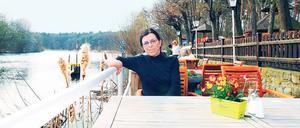 Bitte mit Seeblick. Seit den frühen 80er Jahren war Stephanie Schade Chefin im Loretta am Wannsee, im vorigen Herbst war Schluss. Nun bedient sie die Ausflugsgäste am Teltowkanal.