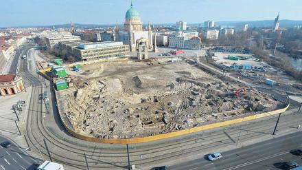 Knapp verpasst. Das Baufeld für den Landtagsneubau ist etwas zu knapp bemessen. Zu diesem Ergebnis kommt die Firma Pro Denkmal, die nachgemessen hat. Nun muss das Stadtschloss leicht verkürzt gebaut werden, damit Platz ist für die Kutschenzufahrt.