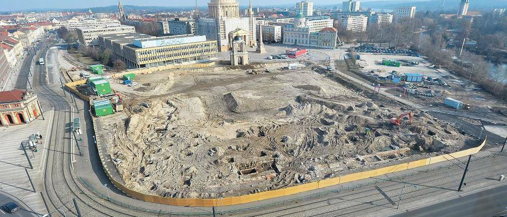 Knapp verpasst. Das Baufeld für den Landtagsneubau ist etwas zu knapp bemessen. Zu diesem Ergebnis kommt die Firma Pro Denkmal, die nachgemessen hat. Nun muss das Stadtschloss leicht verkürzt gebaut werden, damit Platz ist für die Kutschenzufahrt.