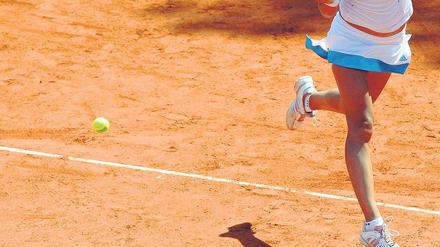 Auf der Suche. Wo spielen die mehr als 700 Mitglieder des TC Rot-Weiß Potsdam künftig Tennis? Die Stadt hat dem Verein ein Angebot für eine neue Anlage vorgelegt und kurz darauf die Kündigung des jetzigen Pachtvertrages ausgesprochen.