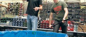 In einem Wasserbecken können Angelsport-Fans bei AngelJoe ab heute die neuesten Kunstköder sofort testen; Jonas F. Müller (r.) und Julian Straßburg zeigen mit viel Spaß, wie es geht.