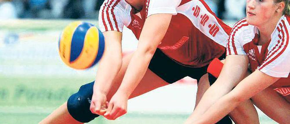 Durchgekämpft. Patricia Grohmann (links)  hier mit Laura Weihenmaier  hatte großen Anteil am Auswärtssieg des SC Potsdam. Die 20-jährige Berlinerin wurde rechtzeitig vor dem Spiel wieder fit.