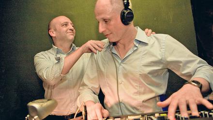 Duo mit Dezibel. Robert Skuppin (links) und Volker Wieprecht beides Moderatoren beim Potsdamer Sender Radio 1 haben die Partyreihe initiiert. Heute Abend wollen sie jeden Gast persönlich begrüßen.