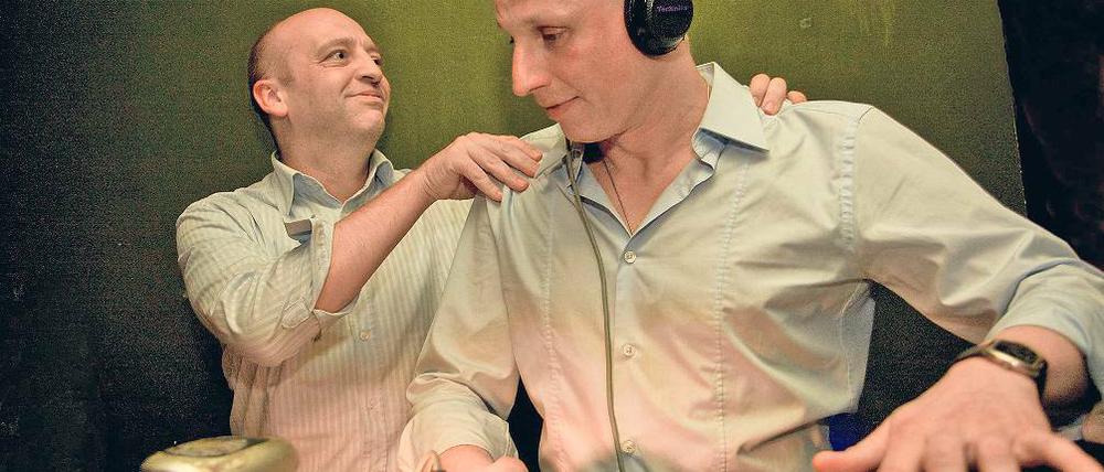 Duo mit Dezibel. Robert Skuppin (links) und Volker Wieprecht  beides Moderatoren beim Potsdamer Sender Radio 1  haben die Partyreihe initiiert. Heute Abend wollen sie jeden Gast persönlich begrüßen. 