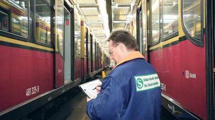Ohne Zulassung. Bei der Berliner S-Bahn sind neue technische Versäumnisse bekannt geworden. Demnach sind Züge der älteren Baureihe 485 (Spitzname: Coladose) jahrelang praktisch ohne Zulassung in Betrieb gewesen.