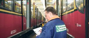 Ohne Zulassung. Bei der Berliner S-Bahn sind neue technische Versäumnisse bekannt geworden. Demnach sind Züge der älteren Baureihe 485 (Spitzname: Coladose) jahrelang praktisch ohne Zulassung in Betrieb gewesen.