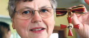 Am Bande: Marianne Sawall und das Bundesverdienstkreuz.