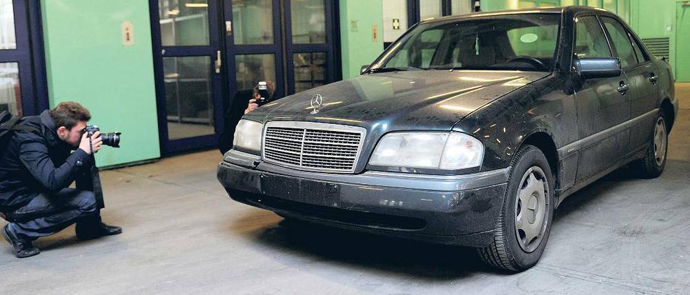 Das Fluchtfahrzeug. Mit dieser C-Klasse von Mercedes rasten die Räuber davon. Allerdings soll der Halter mit der Tat wohl nichts zu tun haben. Er soll sein Auto zurückbekommen.