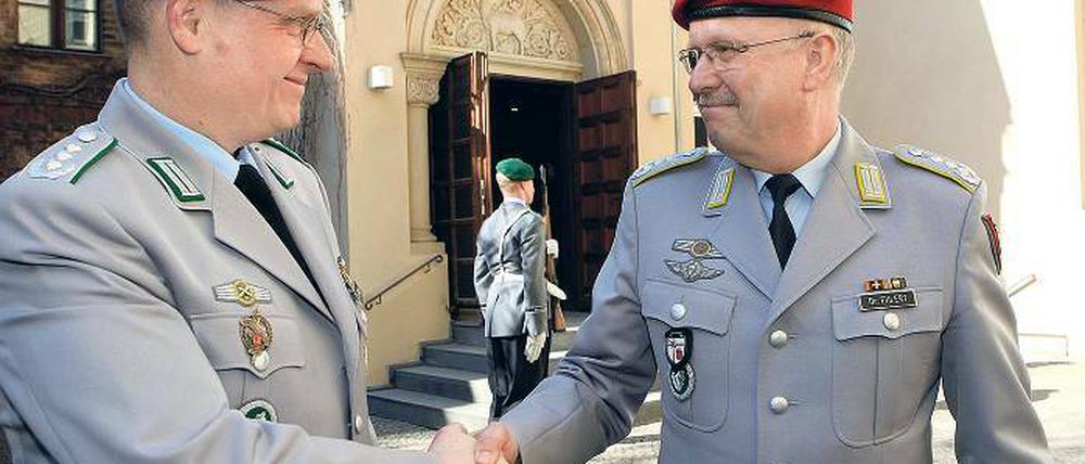 Beste Wünsche. MGFA-Chef Ehlert (r.) begrüßt seinen Nachfolger Mack.