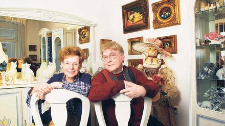 Die Katzen-Kümmerer. Familie Glantz hat in den vergangenen 40 Jahren auf Berliner Flohmärkten, im Antiquitätenhandel und auf Reisen im Ausland Devotionalen erworben. In ihrer Wohnung haben sie ein Privatmuseum aufgebaut. Wie es so ankommt? Das Gästebuch ist jedenfalls voller Lobes- und Dankesworte.