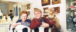 Die Katzen-Kümmerer. Familie Glantz hat in den vergangenen 40 Jahren auf Berliner Flohmärkten, im Antiquitätenhandel und auf Reisen im Ausland Devotionalen erworben. In ihrer Wohnung haben sie ein Privatmuseum aufgebaut. Wie es so ankommt? Das Gästebuch ist jedenfalls voller Lobes- und Dankesworte.