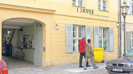 Diskussionen um das KuZe gibt es nicht zum ersten Mal. Seit das Studentische Kulturzentrum 2005 eröffnet wurde, hatte es immer wieder Streit zwischen den Eigentümern, der Geschäftsführung und dem AStA gegeben. Nun überlegt der AStA, das KuZe zu kaufen.