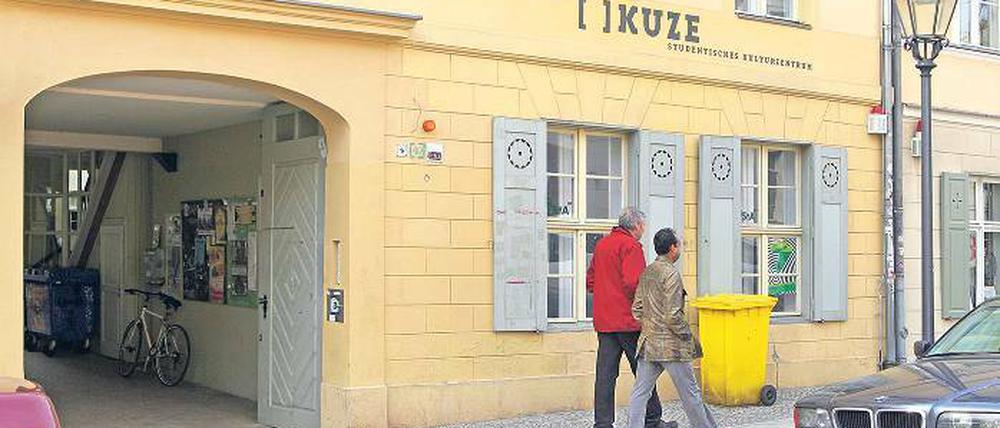 Diskussionen um das KuZe gibt es nicht zum ersten Mal. Seit das Studentische Kulturzentrum 2005 eröffnet wurde, hatte es immer wieder Streit zwischen den Eigentümern, der Geschäftsführung und dem AStA gegeben. Nun überlegt der AStA, das KuZe zu kaufen.