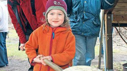 Marlena (4) und Barbara Reschke helfen Brotbäcker Torsten Müller.