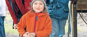 Marlena (4) und Barbara Reschke helfen Brotbäcker Torsten Müller.