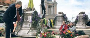 Willkommen für die Glocken: Zum ersten Mal erklang das neue Nikolai-Geläut am Samstag auf dem Alten Markt. Hunderte Schaulustige waren gekommen, darunter Max Klaar (u.li.). Zuvor wurden die Glocken von Zentrum-Ost aus durch die Stadt gefahren.