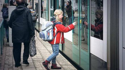 Auf dem Heimweg. Eine Schülerin benutzt die öffentlichen Verkehrsmittel für den Schulweg. In Potsdam ist das für die Eltern teurer als in Berlin und dem Umland.