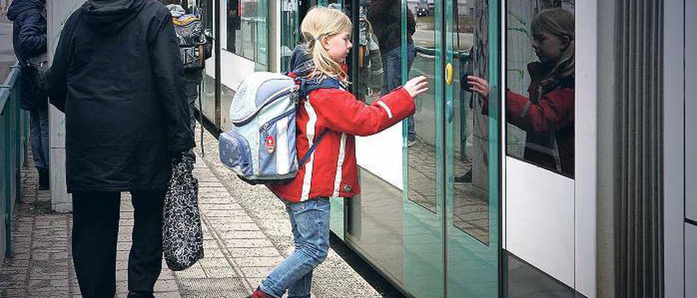 Auf dem Heimweg. Eine Schülerin benutzt die öffentlichen Verkehrsmittel für den Schulweg. In Potsdam ist das für die Eltern teurer als in Berlin und dem Umland.