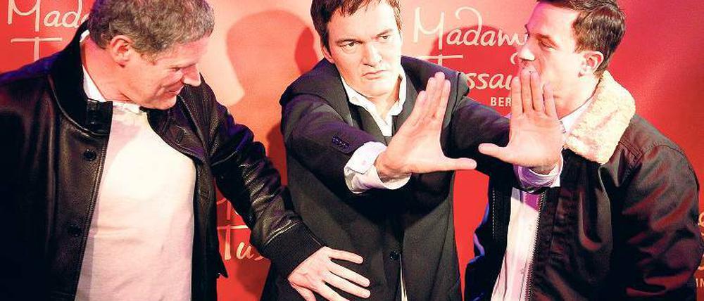 Aus Wachs. Studio Babelsberg-Vorstand Christoph Fisser (l.) und Schauspieler Sönke Möhring posierten gestern bei Madame Tussauds neben der Wachsfigur von Regisseur Quentin Tarantino.