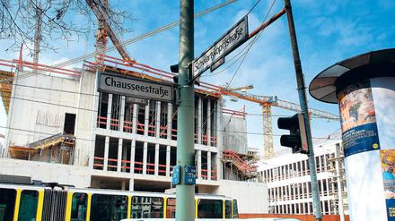 Ganz geheim. Die Adresse ist bekannt, aber die Baustelle des Bundesnachrichtendienstes in Mitte ist streng abgeschirmt. Ab 2014 sollen hier 4000 Geheimdienstmitarbeiter aus dem bayerischen Pullach einziehen.