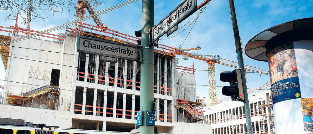 Ganz geheim. Die Adresse ist bekannt, aber die Baustelle des Bundesnachrichtendienstes in Mitte ist streng abgeschirmt. Ab 2014 sollen hier 4000 Geheimdienstmitarbeiter aus dem bayerischen Pullach einziehen.