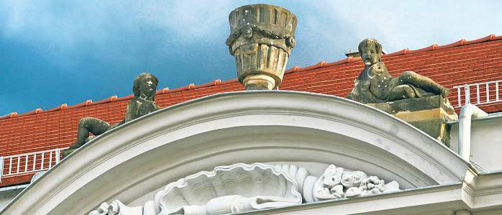 Warten auf die Restaurierung: Vase und Putten auf dem Dachgesims des sanierten Ungerbaus Charlottenstraße 27.
