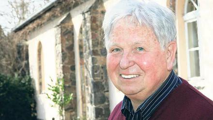 Lebt seit 30 Jahren auf einem Welterbe-Eiland: Michael Seiler, von 1993 bis 2004 Gartendirektor der Schlösserstiftung, vor seinem 1795 erbauten Wohnhaus, dem Sitz der Kastellane und Hofgärtner der Pfaueninsel.