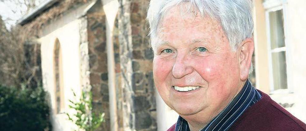 Lebt seit 30 Jahren auf einem Welterbe-Eiland: Michael Seiler, von 1993 bis 2004 Gartendirektor der Schlösserstiftung, vor seinem 1795 erbauten Wohnhaus, dem Sitz der Kastellane und Hofgärtner der Pfaueninsel.