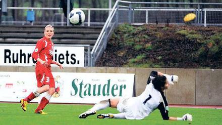 Tor. Anja Mittag (links) trifft hier zum 3:1 für Turbine Potsdam; Essens Torfrau Lisa Weiß muss sich geschlagen geben; so wie insgesamt fünfmal gestern.