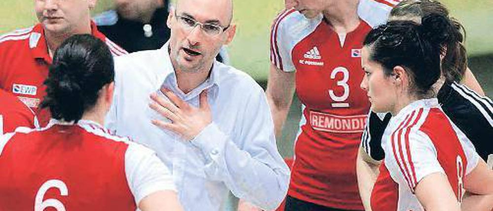 Bleibt in Potsdam. SC-Trainer Michael Merten im Kreis seiner Spielerinnen.