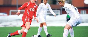 Zweimal getroffen. Potsdams Stürmerin Anja Mittag (links) will sich hier gegen Mittelfeldspielerin Marthe Braavold Johansen vom Gastgeber Røa IL Oslo durchsetzen. Am Ende trug sie zwei Tore zu Turbines 5:0-Auswärtssieg bei.