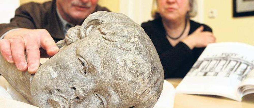 40 Jahre Garagenschmuck. Gestern überreichte Wolfgang Uhlig den Puttokopf an Skulpturenkustodin Saskia Hüneke. Er soll wieder die Stadtschlossfassade zieren.