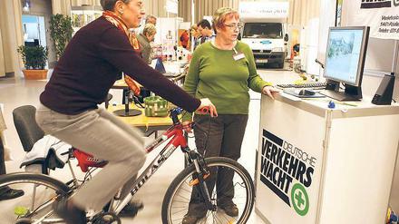 Reaktionstest am Stand der Verkehrswacht auf der Vital-Messe.