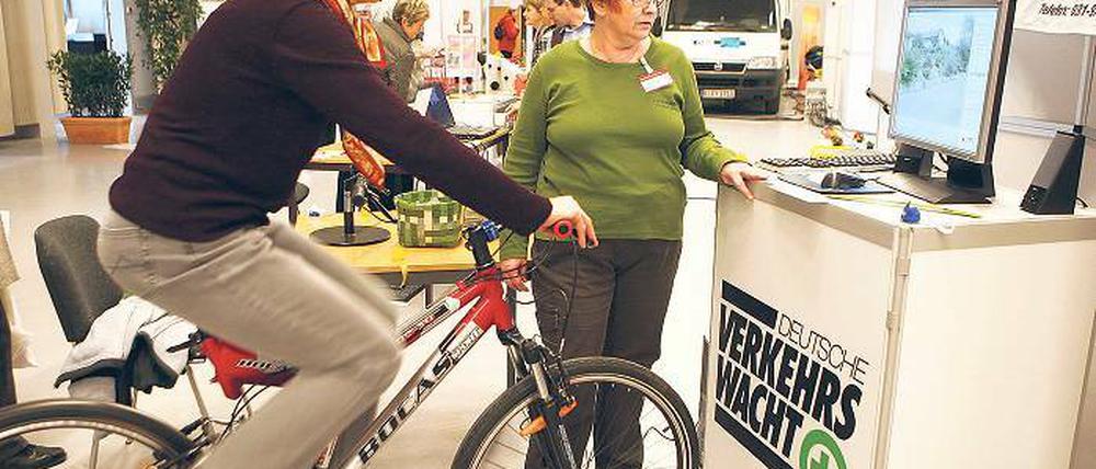 Reaktionstest am Stand der Verkehrswacht auf der Vital-Messe.