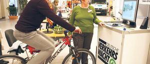 Reaktionstest am Stand der Verkehrswacht auf der Vital-Messe.