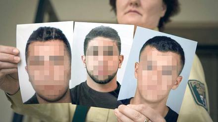 Zu hoch gepokert. Eine Polizistin zeigte am Mittwoch Fotos von drei Männern, die am Raubüberfall auf das Poker-Turnier im Hyatt-Hotel beteiligt gewesen sein sollen. Ein vierter Täter hatte sich der Polizei gestellt und die Namen der angeblichen Komplizen genannt.