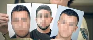 Zu hoch gepokert. Eine Polizistin zeigte am Mittwoch Fotos von drei Männern, die am Raubüberfall auf das Poker-Turnier im Hyatt-Hotel beteiligt gewesen sein sollen. Ein vierter Täter hatte sich der Polizei gestellt und die Namen der angeblichen Komplizen genannt.