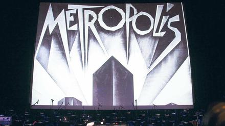 Filmgeschichte geschrieben. Mit Filmen wie Metropolis hat der Produzent Erich Pommer (o.r.) die deutsche Filmgeschichte entscheidend geprägt. Felicitas Milke traf seinen Sohn John Pommer in Los Angeles (u.r.).