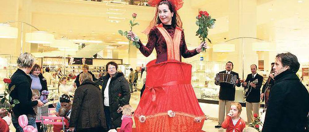 Geburtstagstorte mit junger Dame, ein Gläschen Sekt zum Anstoßen auf den 5. Karstadt-Geburtstag und Livemusik mit der Band Spatenstich, die Besucher des Kaufhauses brachten am Samstag gute Laune und Kauflust mit.